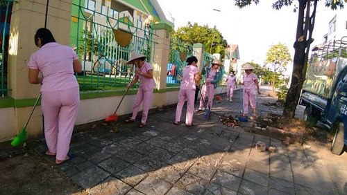 Công đoàn trường tổ chức lao động vệ sinh toàn trường